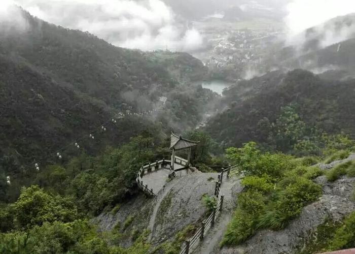 浙江的这处悬空寺，立于悬崖之上惊险无比，有着传奇的佛山