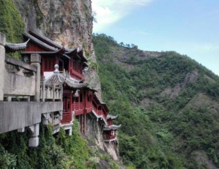 浙江的这处悬空寺，立于悬崖之上惊险无比，有着传奇的佛山