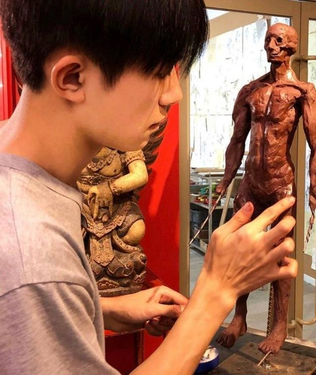 易烊千玺最新泥塑作品上线撞脸表情包网友画风清奇