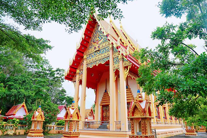 普吉岛著名的金佛寺，连泰国拉玛六世国王都来过，游客慕名而来