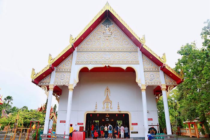 普吉岛著名的金佛寺，连泰国拉玛六世国王都来过，游客慕名而来