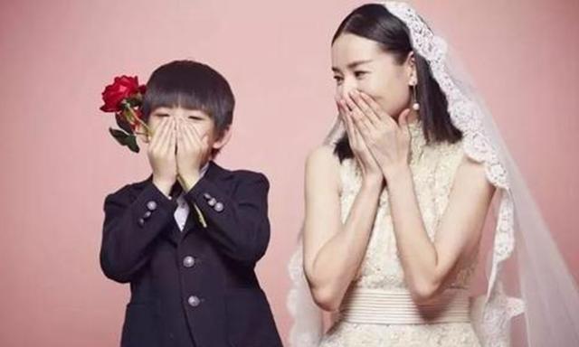 离婚8年，潘粤明强势翻红：只想让孩子知道，他是因爱而生的