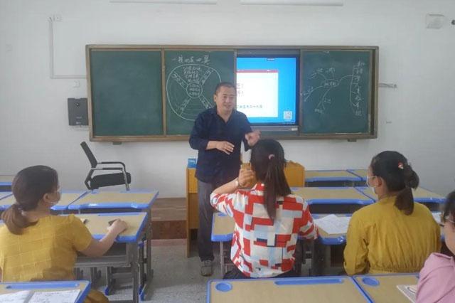 邓州教育名家莅临北京路学校为课堂教学指点迷津