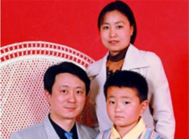 任长霞唯一的儿子现状:20岁成为孤儿,继承母亲遗志成为片警|_新浪新闻