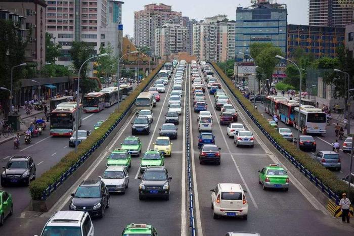 中国有个省份地级市太多，车牌从A到Z都不够，高峰时期常常堵车