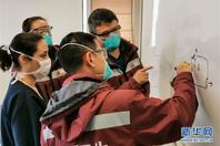 中国抗疫医疗专家组查看秘鲁抗疫一线医院
