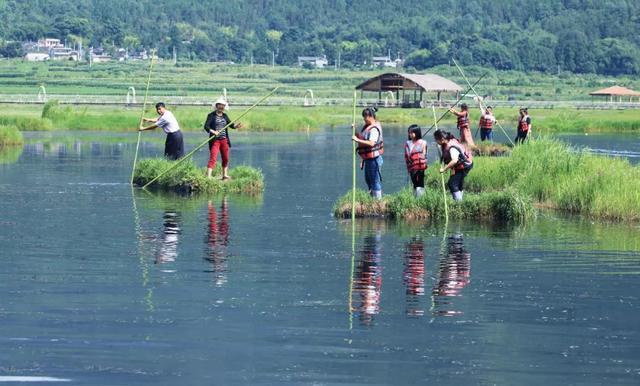 六一带孩子去腾冲北海湿地，陪着他玩，看着他笑