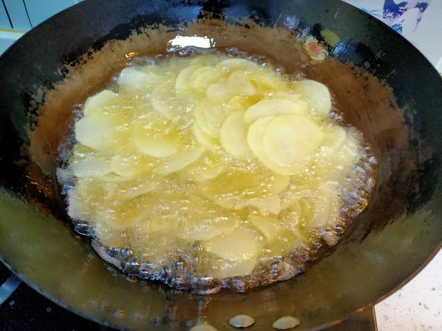 做炸薯片，最忌直接把土豆片下锅炸，教你正确做法，香酥脆