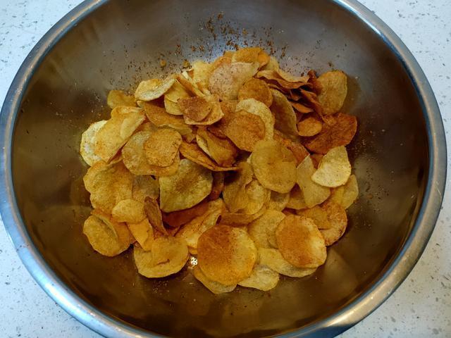 做炸薯片，最忌直接把土豆片下锅炸，教你正确做法，香酥脆
