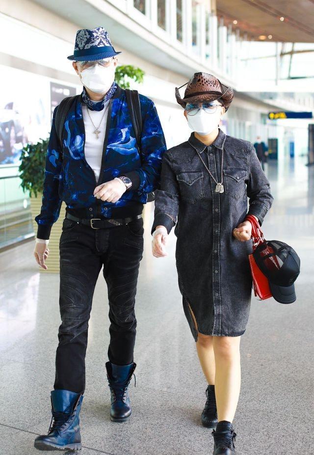 徐锦江夫妇真是老来俏！穿西部牛仔情侣装走机场，娇妻短裙超拉风