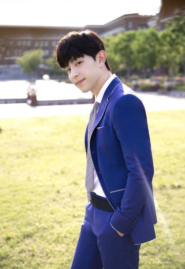邓伦穿蓝色校服引燃校园中的美好回忆拥有治愈微笑的学长太帅啦