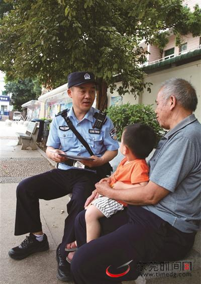 ▲清溪社区民警罗伟明开展防诈骗宣传 市公安局供图