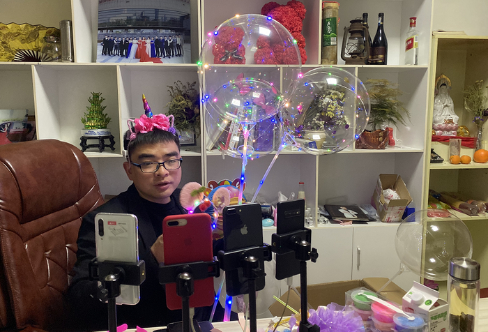 正在直播卖发光玩具的郑留平。受访者供图