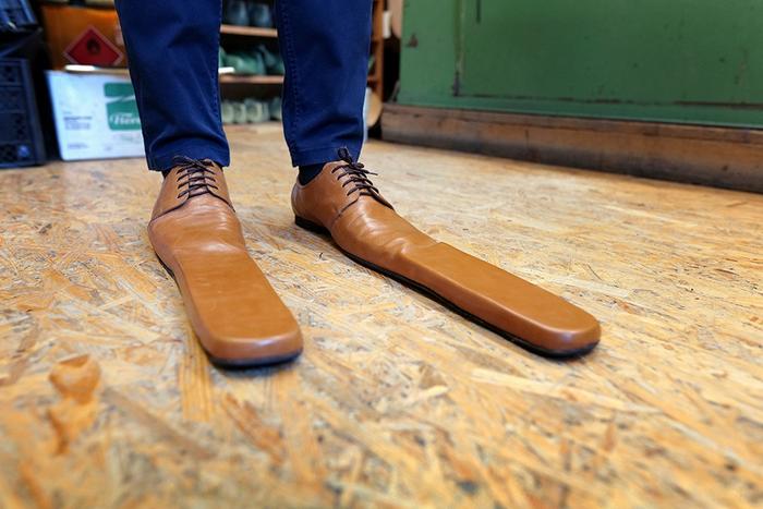 早安·世界｜罗马尼亚鞋匠发明社交隔离鞋，长度达75厘米