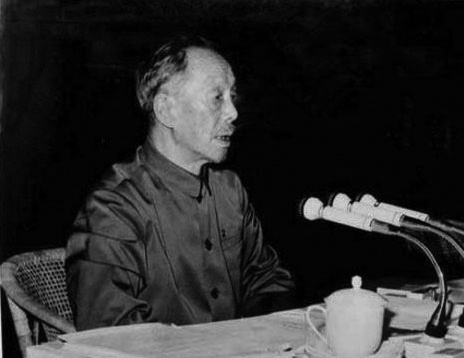康生抓了一个女间谍,这位开国少将说:她肯定不是女间谍