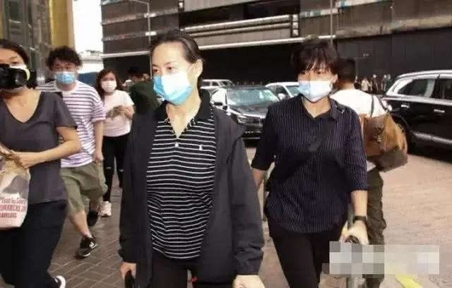 赌王病逝后首个股东会，四太笑容甜二房主大局，原配三房无人露面