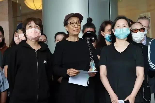 赌王病逝后首个股东会，四太笑容甜二房主大局，原配三房无人露面