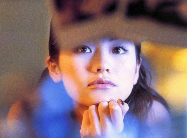 记者:你小小年纪拍床戏,不怕家人不理解吗?钟真:都是为了生活