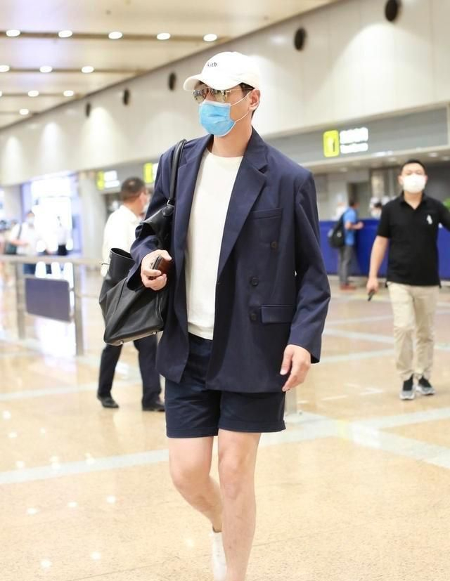 跟着张亮当潮男,西装配短裤混搭又潇洒,“男模腿”也太抢镜了|张亮|潮男|混搭