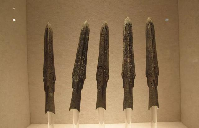 古代的实战长矛，到底用什么材料当矛杆？