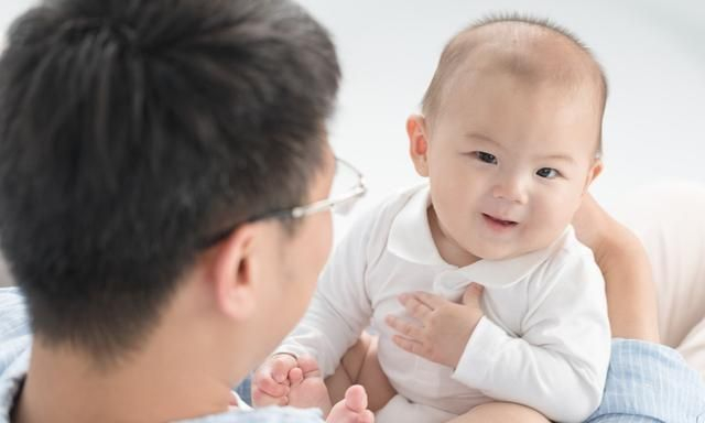 侏儒症女孩嫁高个帅哥,不顾劝阻坚持生娃,孩子现状让人感慨|遗传|侏儒症|身高_新浪新闻