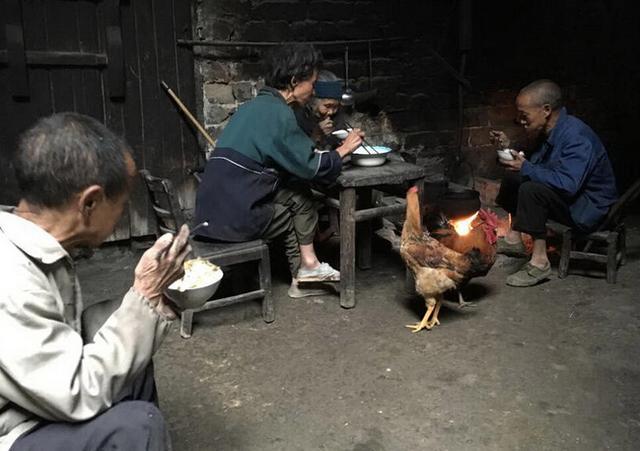 九旬老太担忧儿子挨饿，为三智障儿留3缸大米，为自己备下棺材