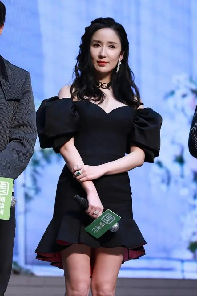 "胡一菲"不再霸气,穿黑色紧身裙勒出凹凸曲线,3d身材让人心动