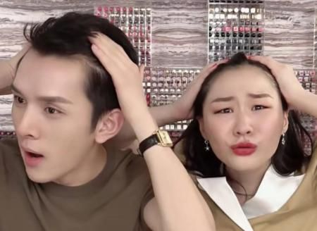 李佳琦直播再出状况,女嘉宾金靖疑走光,网友:保护我方金九粒|尴尬|杨幂|主播|辛巴|节目_新浪娱乐_新浪新闻