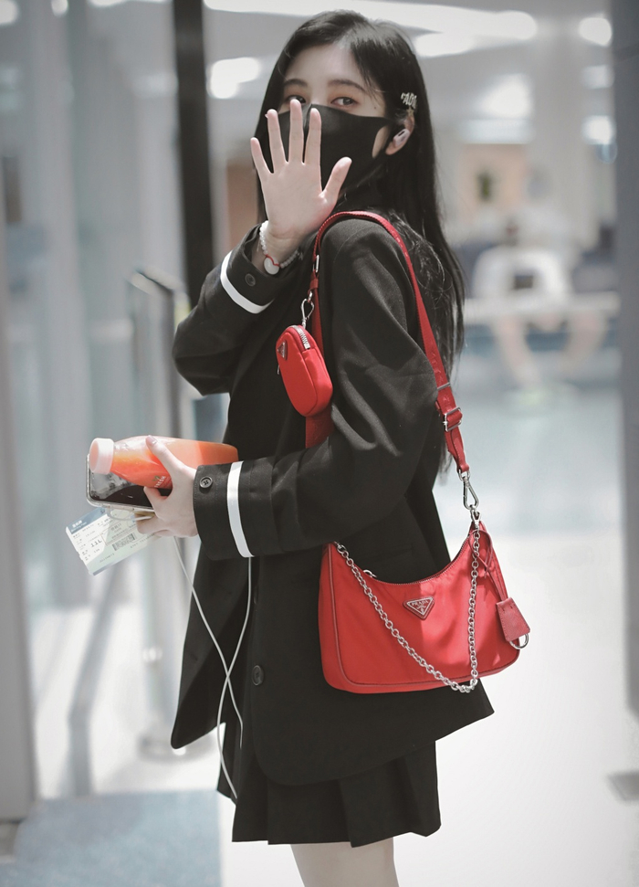 都忘了鞠婧祎也是女团出身穿西装百褶裙配马丁靴26岁像少女
