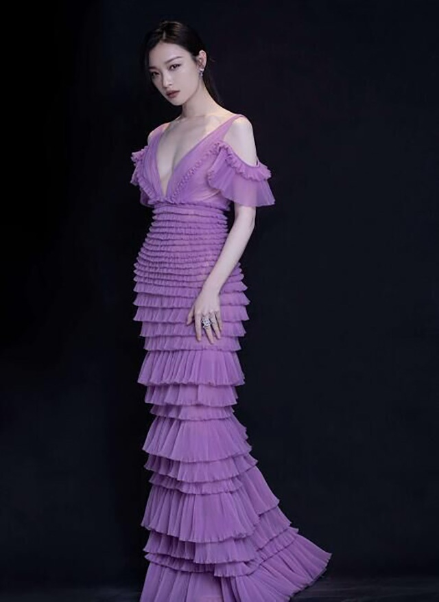 倪妮拍照为何总是女人味十足,当她换上蛋糕裙,答案一目了然