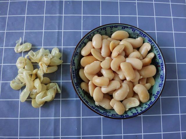 白芸豆最简单的做法，只要两种调味料，酥脆中带着辣香味，特好吃