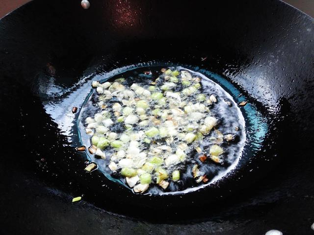 白芸豆最简单的做法，只要两种调味料，酥脆中带着辣香味，特好吃