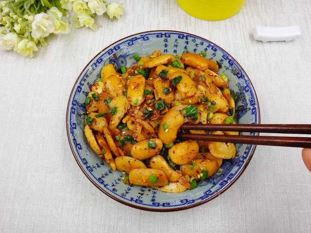 白芸豆最简单的做法，只要两种调味料，酥脆中带着辣香味，特好吃
