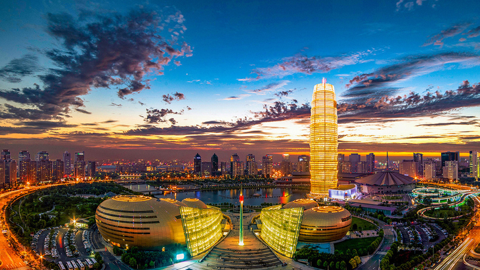 中国中部地区重要的中心城市和综合交通枢纽——郑州