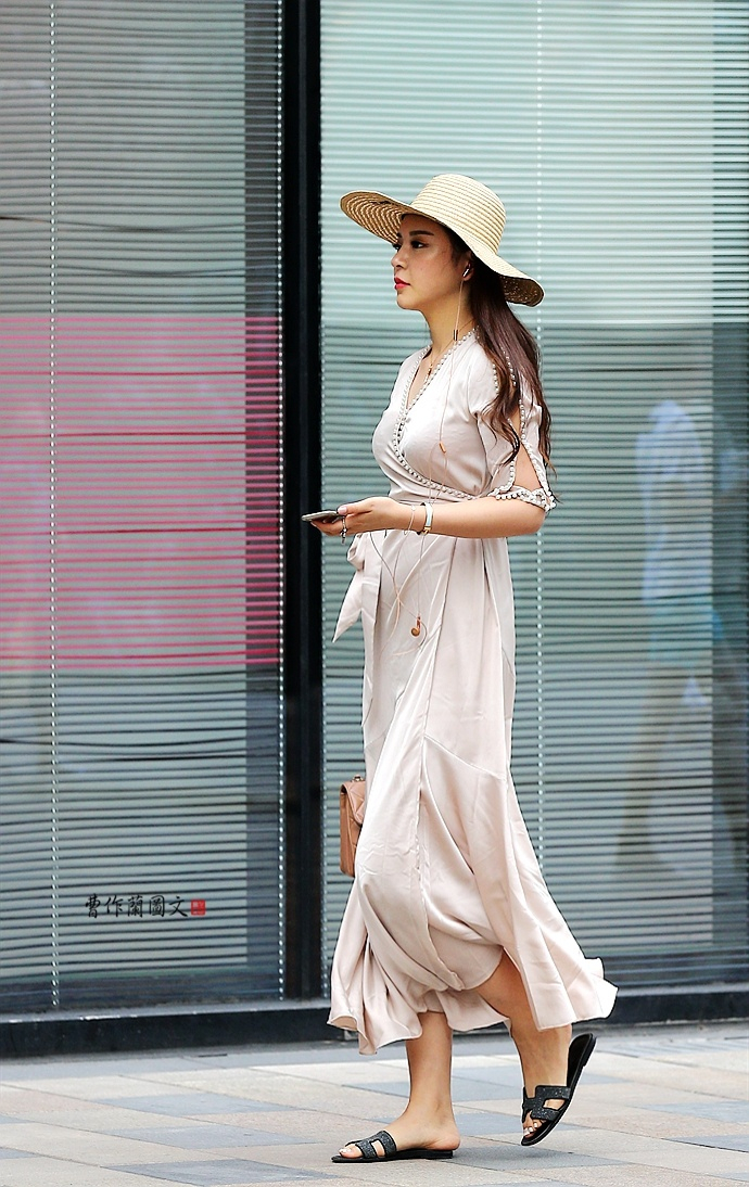 街拍:美女,通过一件衣服,打磨一种精致|面料_新浪新闻