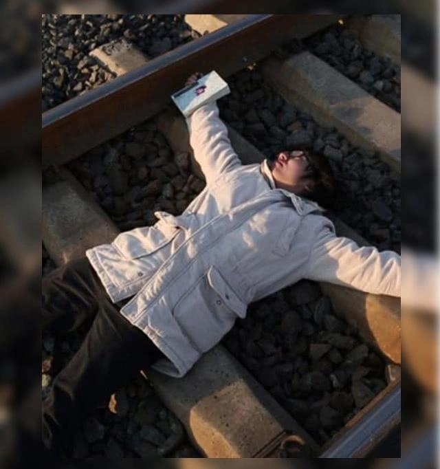 卧轨小武的冷漠成为压死海子的最后一根稻草,有人说海子是因爱患上