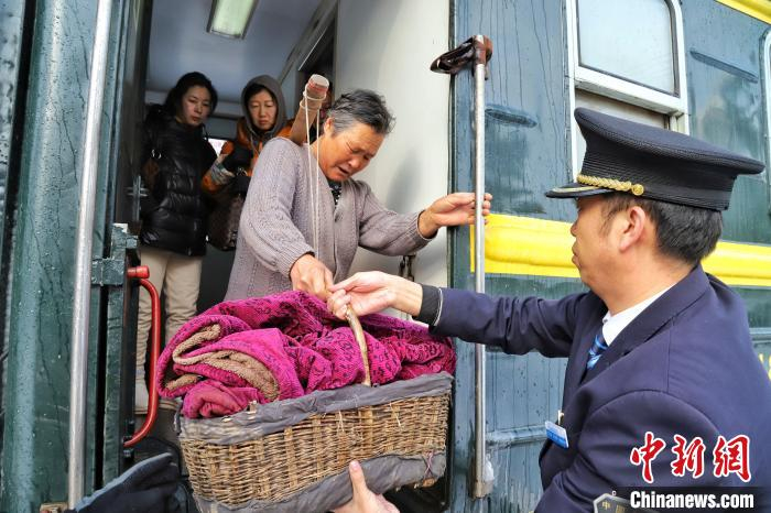 共设103个车站、72个乘降所。沈铁 供图