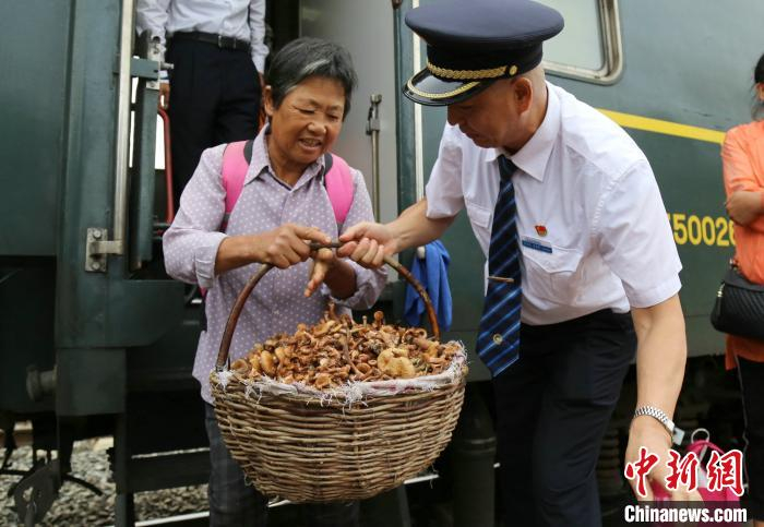 “慢火车”让农副产品走出封闭的大山。沈铁 供图