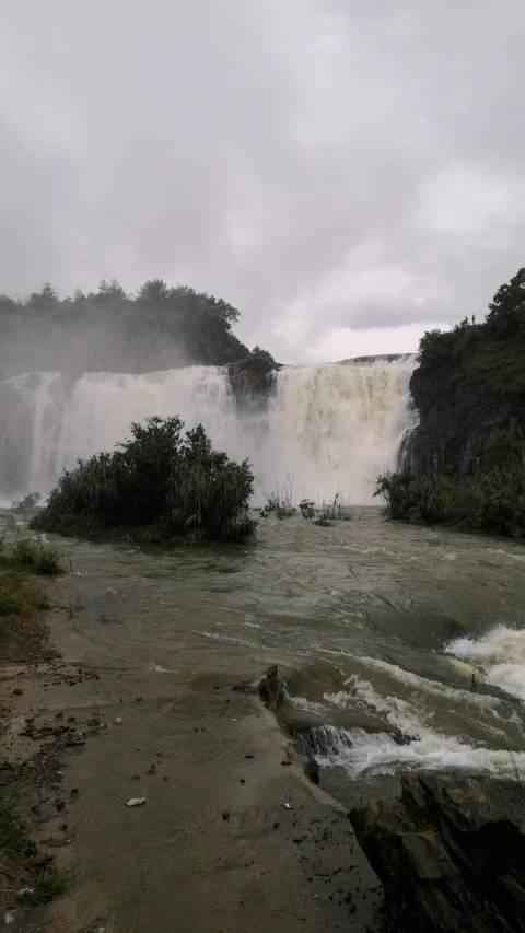 下过雨的境主庙水库 我们大桐城的水缸满了