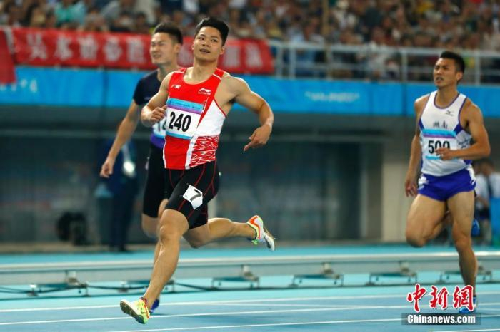 资料图：苏炳添在天津全运会摘银。中新社记者 富田 摄