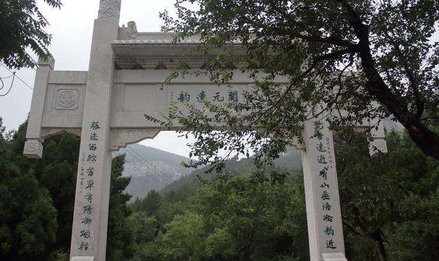 佛慧山上有一个大佛头，它的来历有些曲折，让人想起来都是遗憾