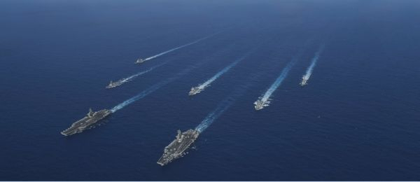  23日，美军“西奥多·罗斯福”号航母战斗群和“尼米兹”航母战斗群在菲律宾海展开联合行动（美国海军网站）
