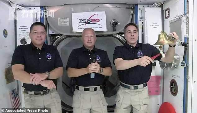 宇航员太空行走 手腕栓的小镜子“逃逸”1.7亿件太空垃圾又多一件