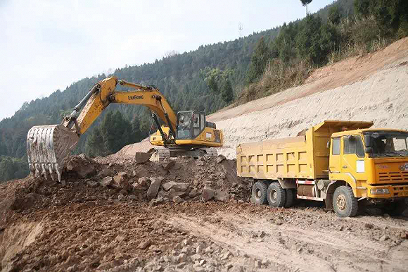 G245道路施工现场。图片来源：‘恩阳区融媒体中心