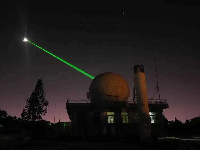 最新改进的激光器，将有助于大型光学望远镜，收集更准确的数据！