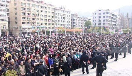 抢劫从头到尾:大学生参与抢劫,公开认罪下跪|下跪|林凯|青田