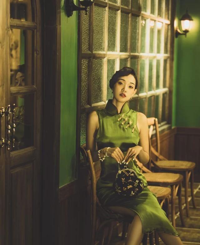 潮流元素烂大街了，中式旗袍才经典，让你精致又靓丽