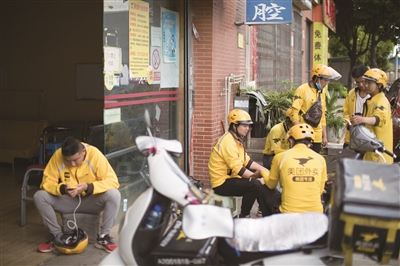  来自镇雄县的李松（左二）在站点等候订单