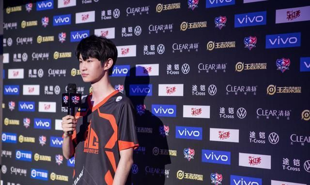 AG一诺重演“可杰事件”，后台暴露聊天记录，“女友粉”心碎了