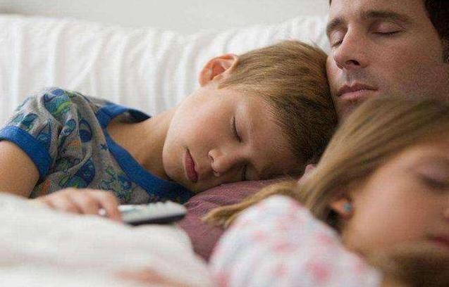 孩子常见的“睡觉方式”，会耽误身高发育，很多家长没在意